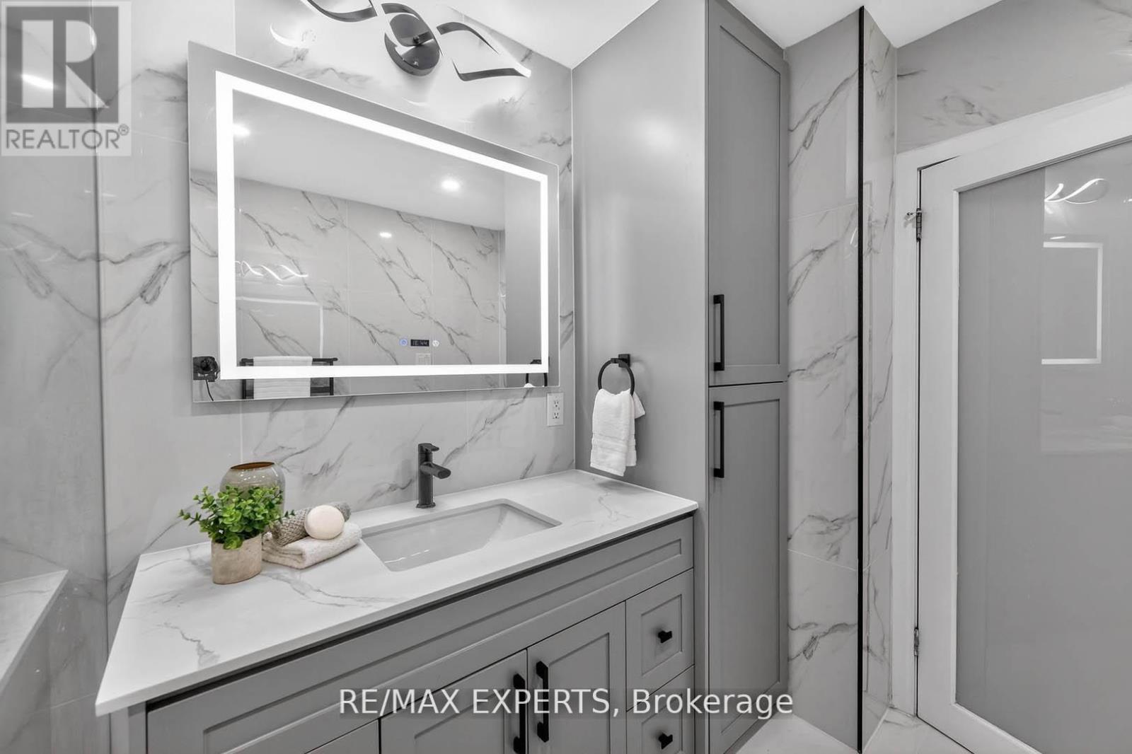 60 Suburban Drive, Mississauga, Ontario L5N 1G9 - Photo 25 - W12834484