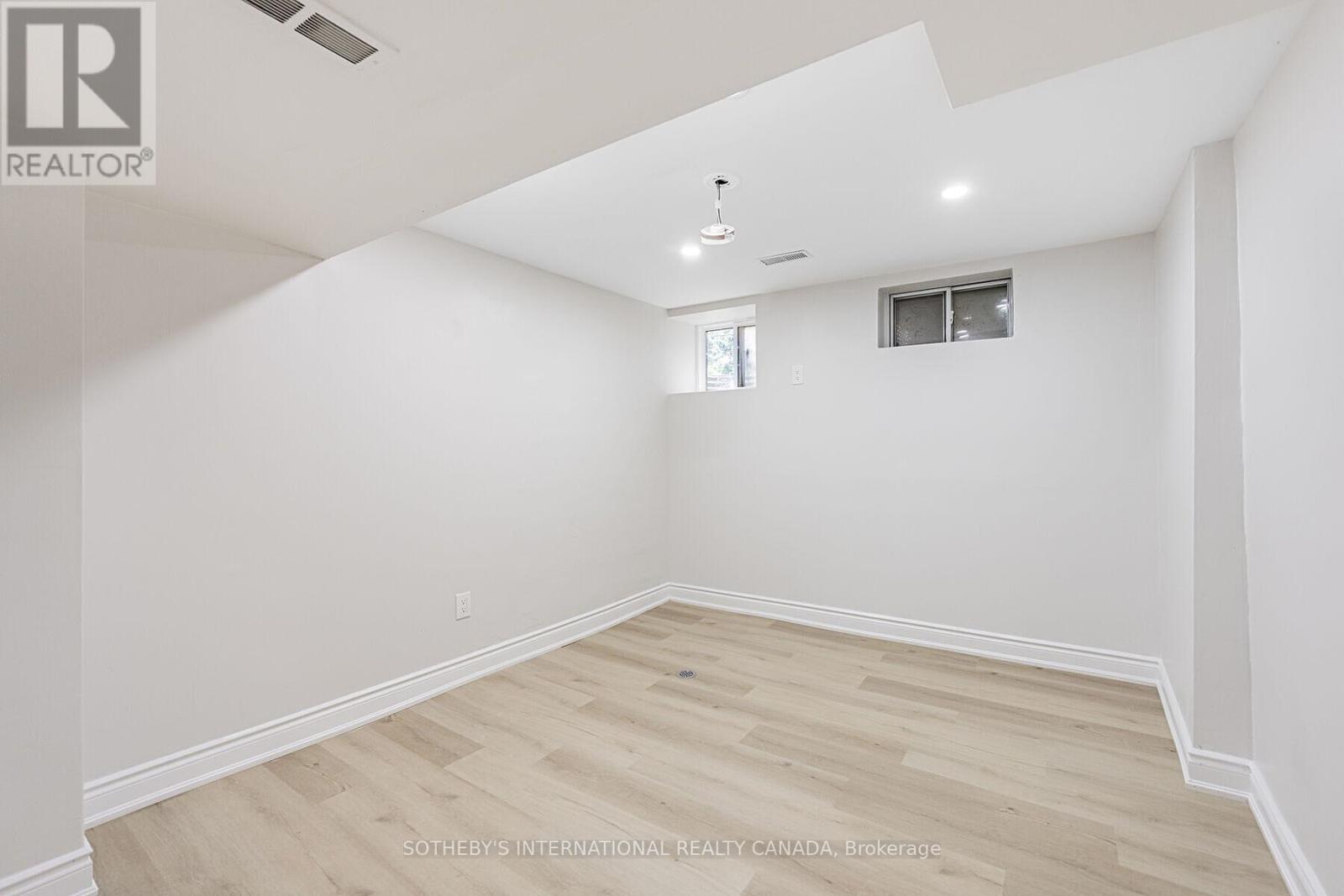 222 Hammersmith Court, Burlington, Ontario  L7L 4N7 - Photo 12 - W12802112