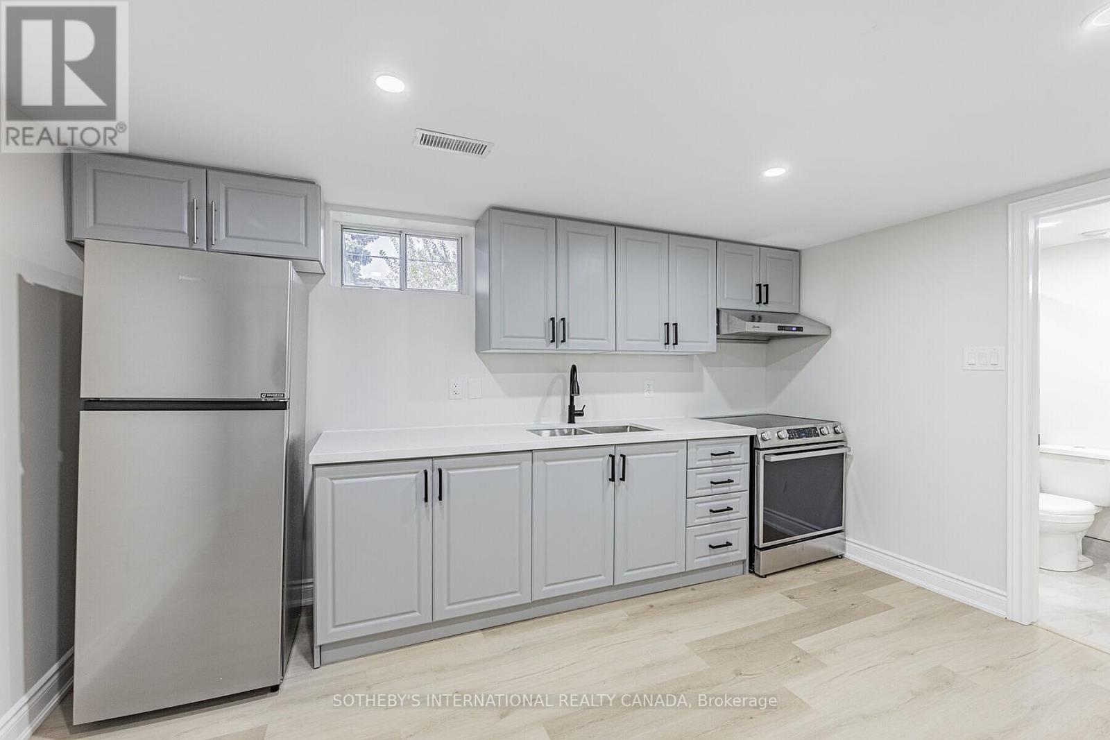 222 Hammersmith Court, Burlington, Ontario  L7L 4N7 - Photo 4 - W12802112