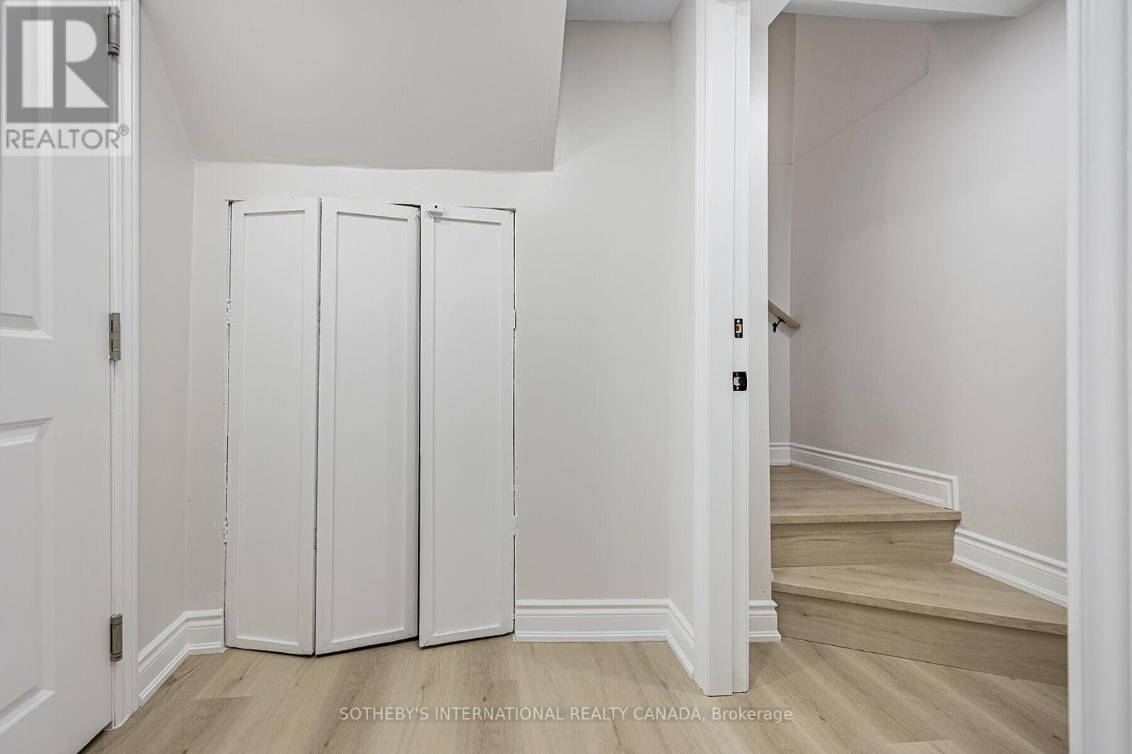 222 Hammersmith Court, Burlington, Ontario  L7L 4N7 - Photo 8 - W12802112