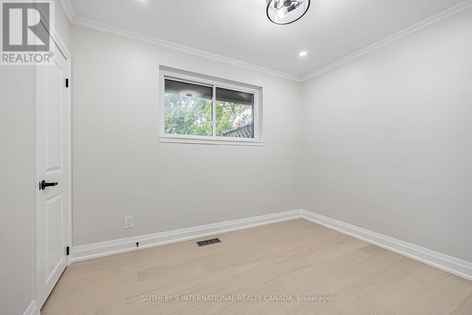 222 Hammersmith Court, Burlington, Ontario  L7L 4N7 - Photo 7 - W12802112