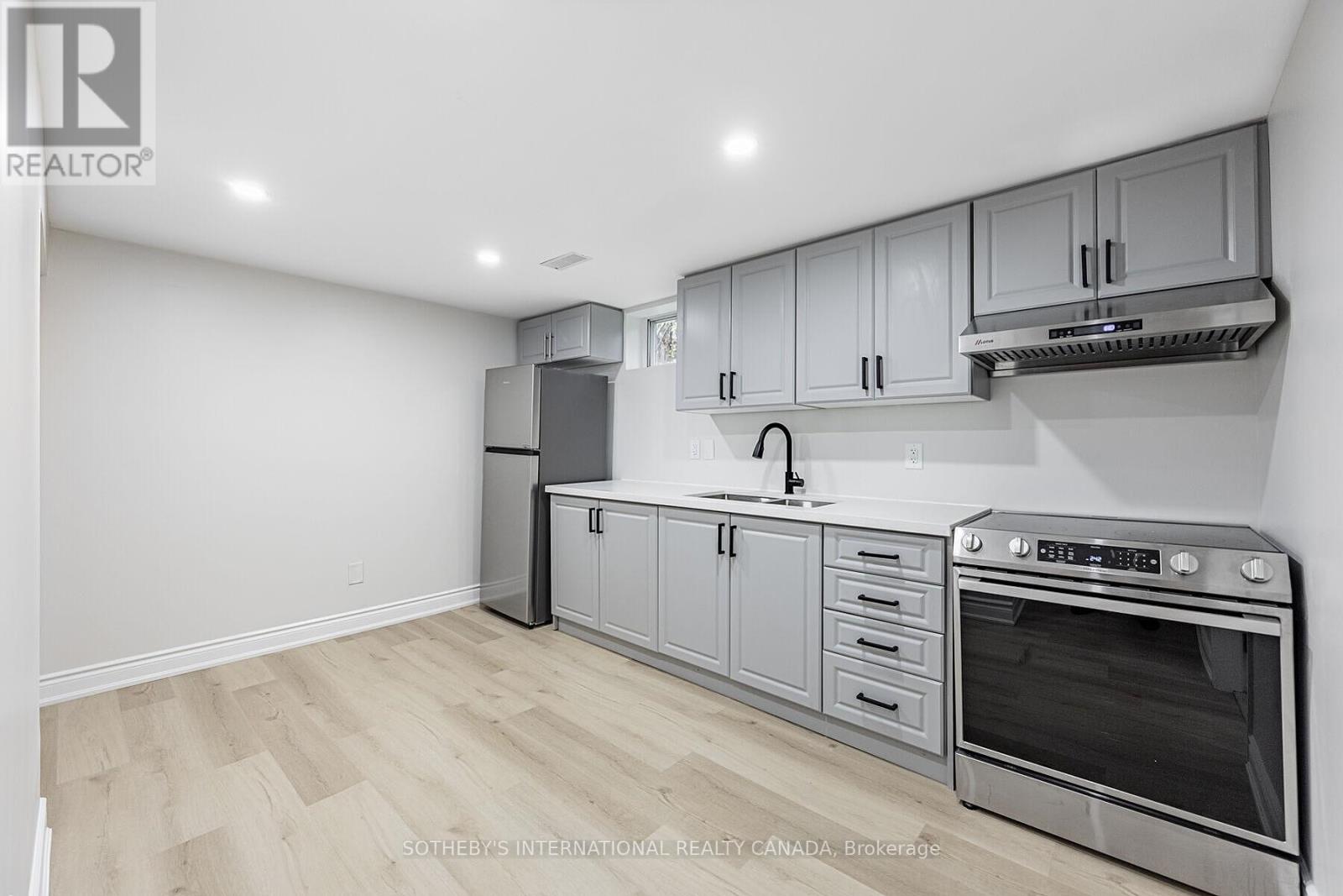 222 Hammersmith Court, Burlington, Ontario  L7L 4N7 - Photo 5 - W12802112