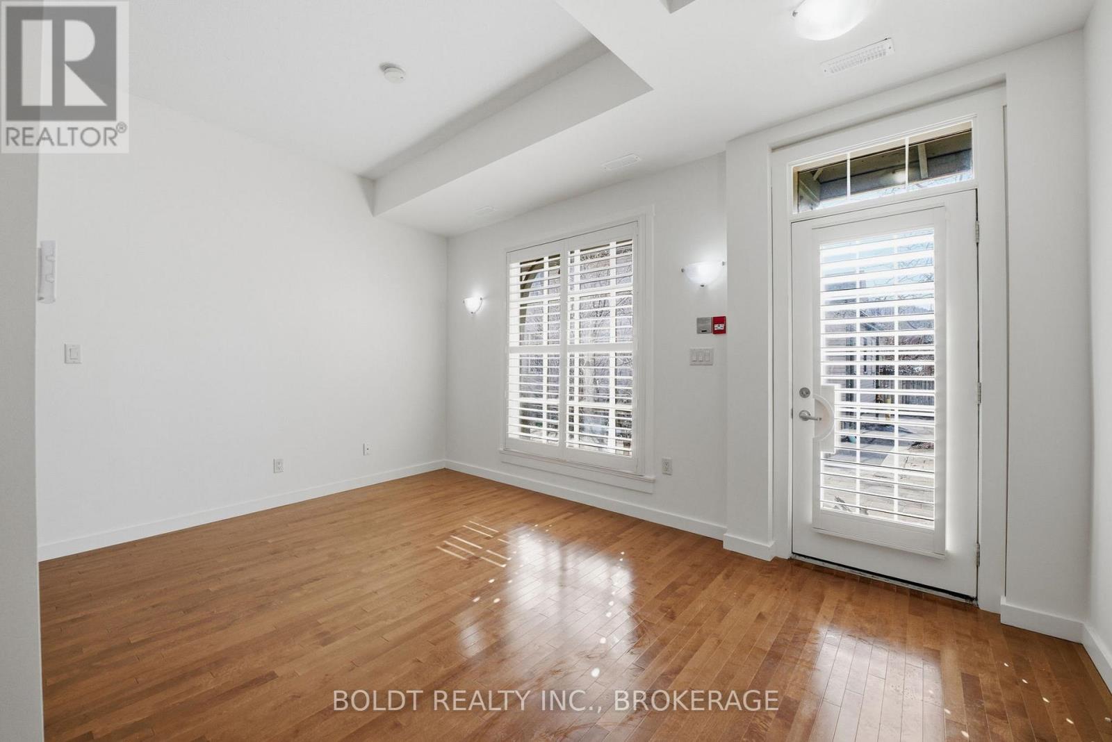 8 - 49 Ontario Street, Grimsby, Ontario  L3M 3H2 - Photo 4 - X12834842