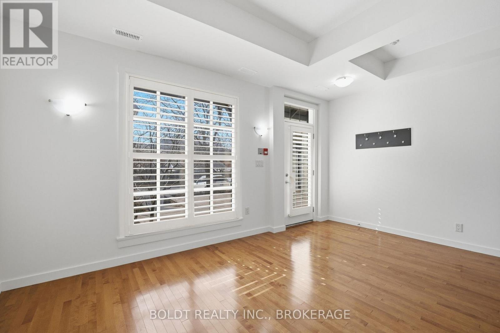 8 - 49 Ontario Street, Grimsby, Ontario  L3M 3H2 - Photo 5 - X12834842