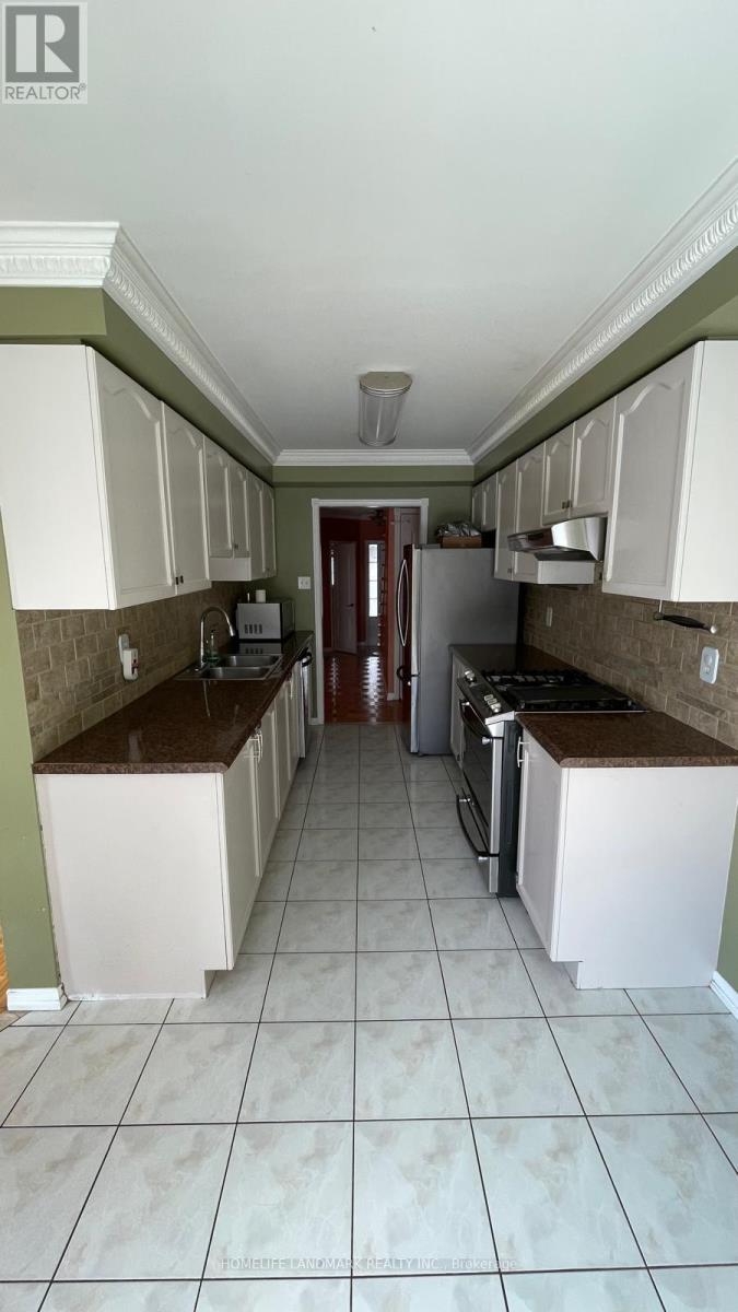 21 Monaco Court, Brampton, Ontario  L7A 1X4 - Photo 5 - W12834692