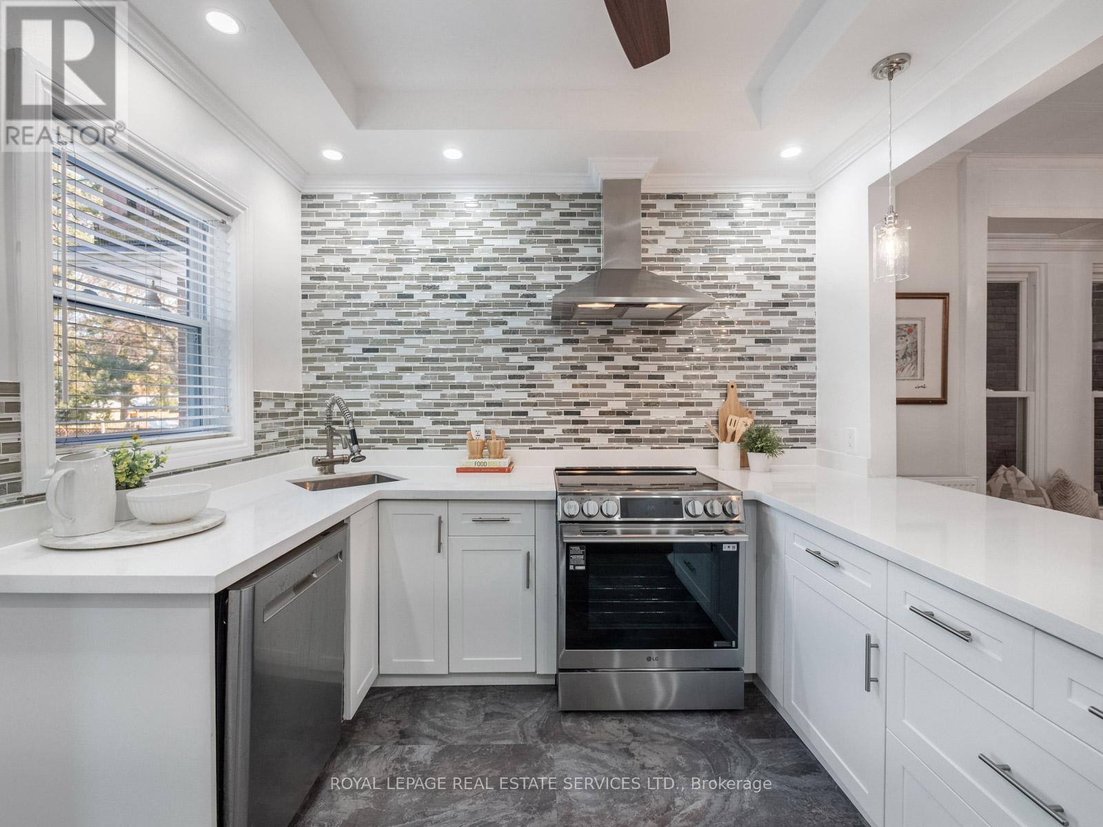 231 Fairview Avenue, Toronto, Ontario  M6P 3A6 - Photo 16 - W12834878