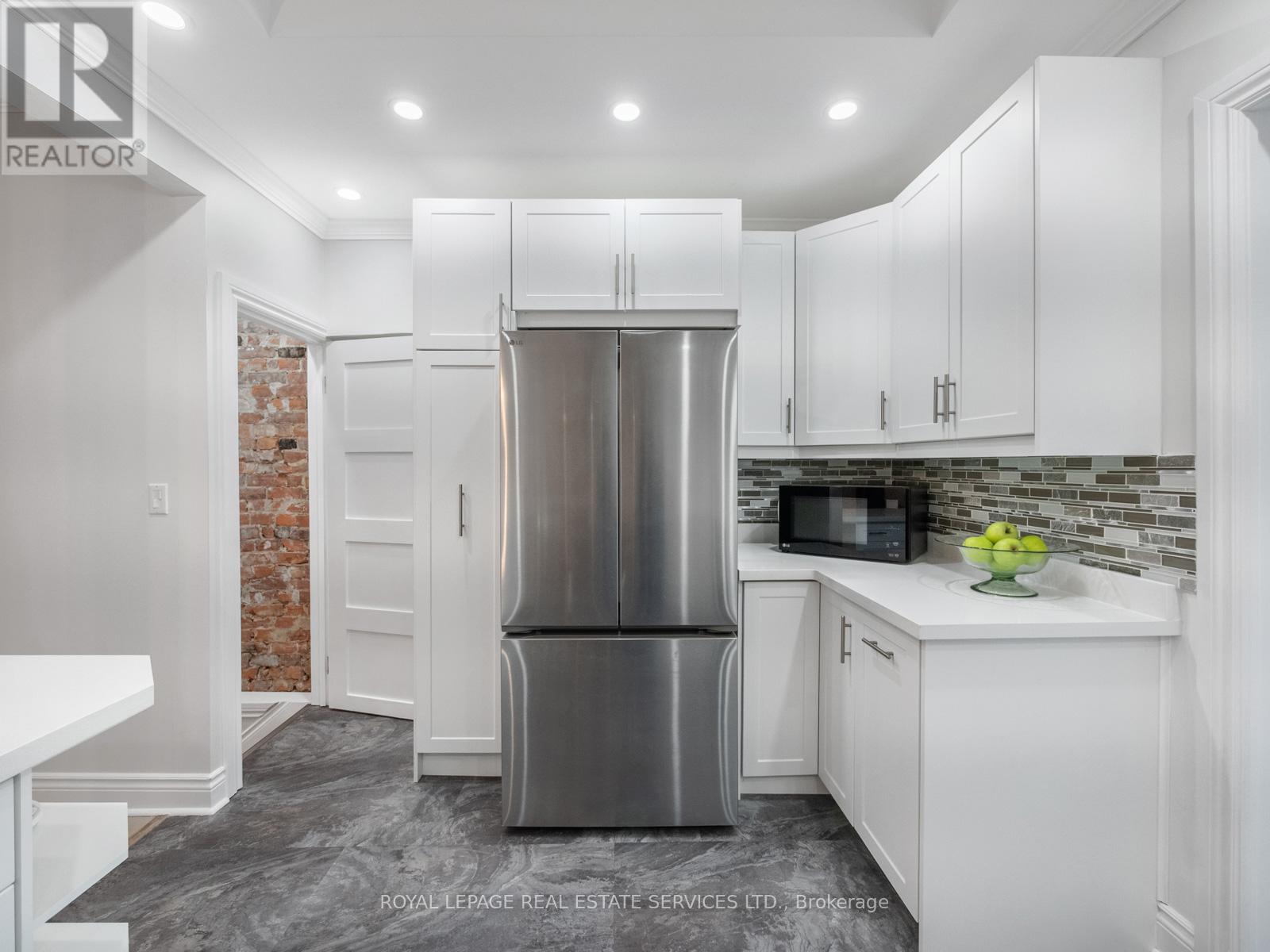 231 Fairview Avenue, Toronto, Ontario  M6P 3A6 - Photo 19 - W12834878