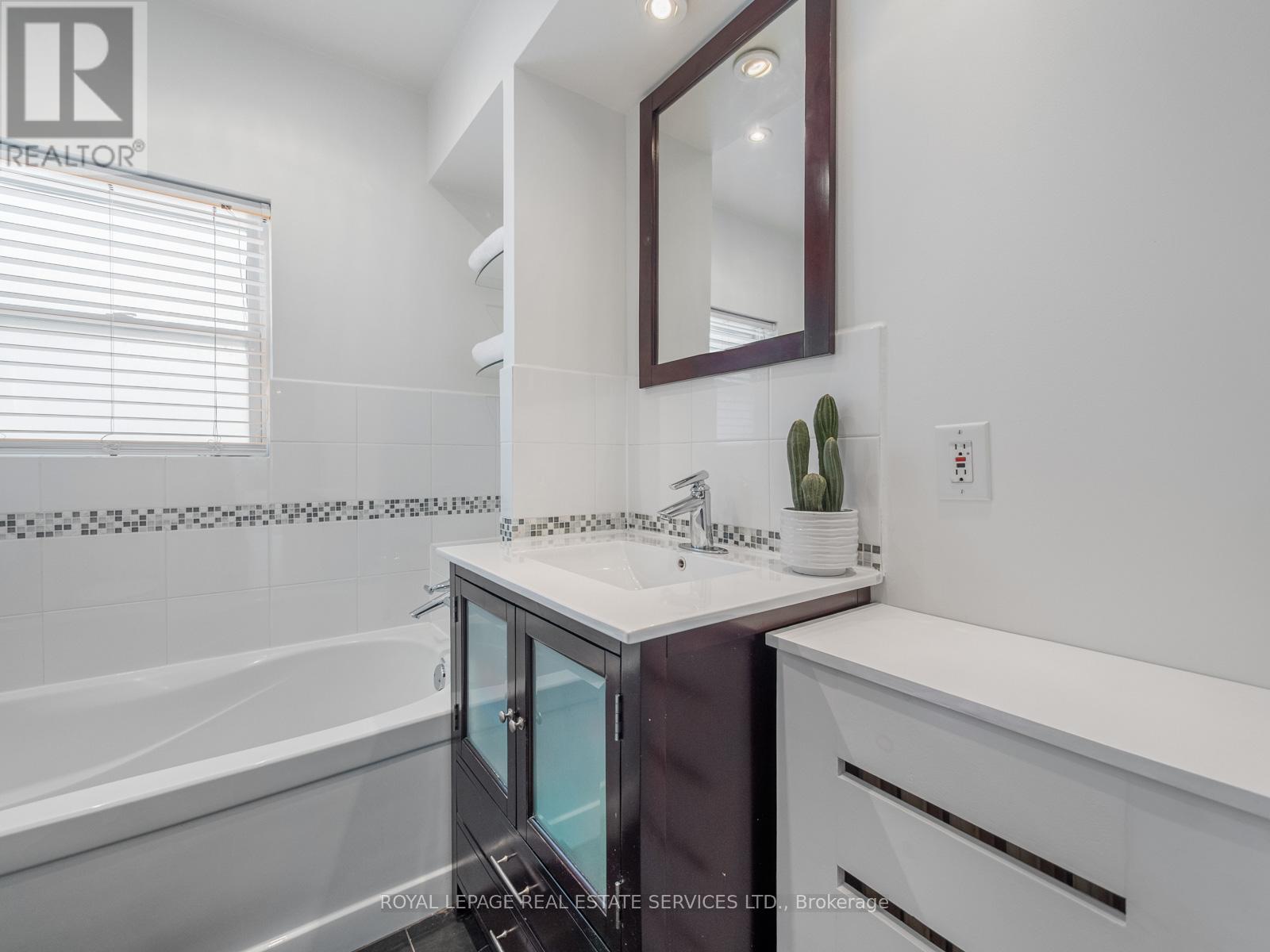 231 Fairview Avenue, Toronto, Ontario  M6P 3A6 - Photo 31 - W12834878