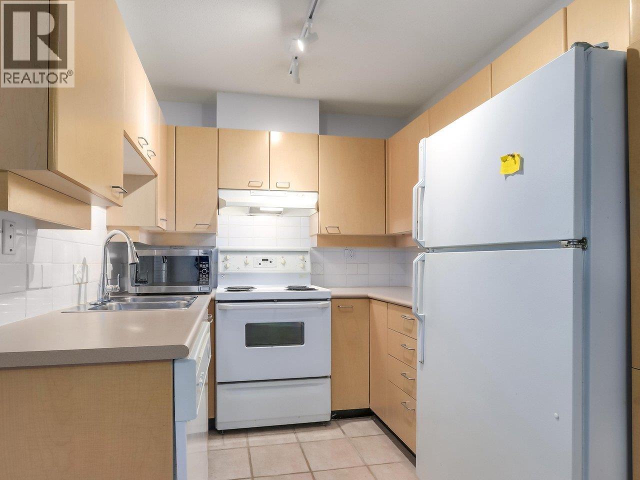 213 1989 Dunbar Street, Vancouver, British Columbia  V6R 4R5 - Photo 13 - R3093523