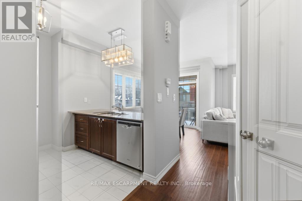 4 Andruss Lane, Hamilton, Ontario  L9G 0G7 - Photo 4 - X12834838