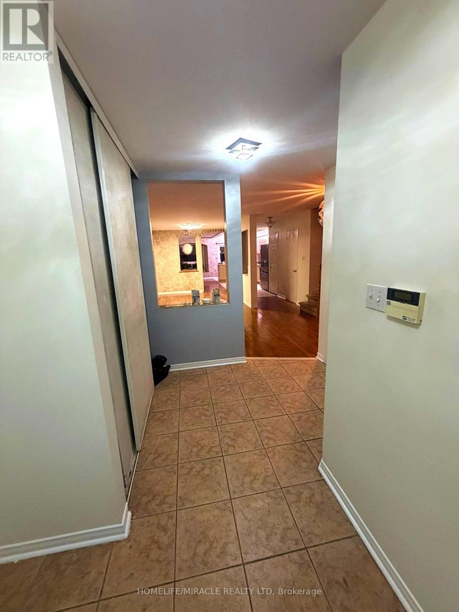 18 Vintage Gate, Brampton, Ontario  L6X 5C4 - Photo 2 - W12799722