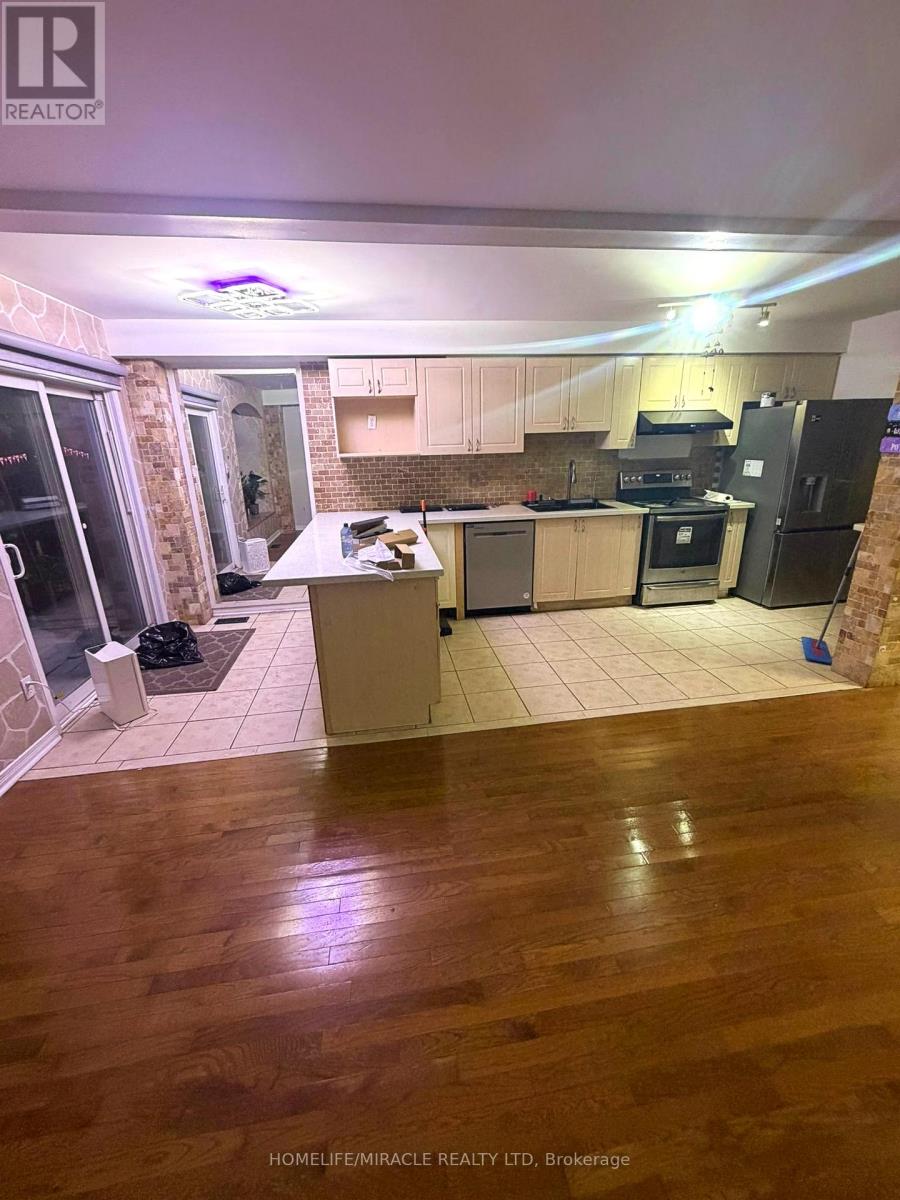 18 Vintage Gate, Brampton, Ontario  L6X 5C4 - Photo 4 - W12799722