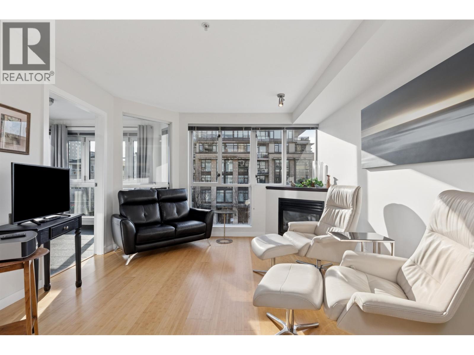 311 122 E 3rd Street, North Vancouver, British Columbia  V7L 1E6 - Photo 2 - R3083134