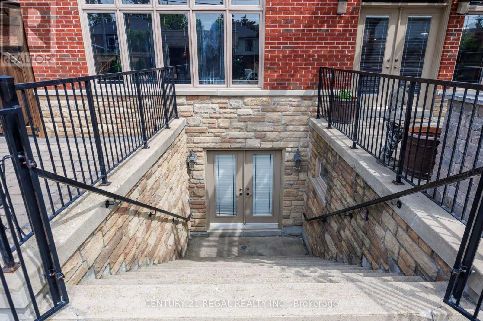 127 Sultana Avenue, Toronto, Ontario  M6A 1T6 - Photo 26 - C12703402