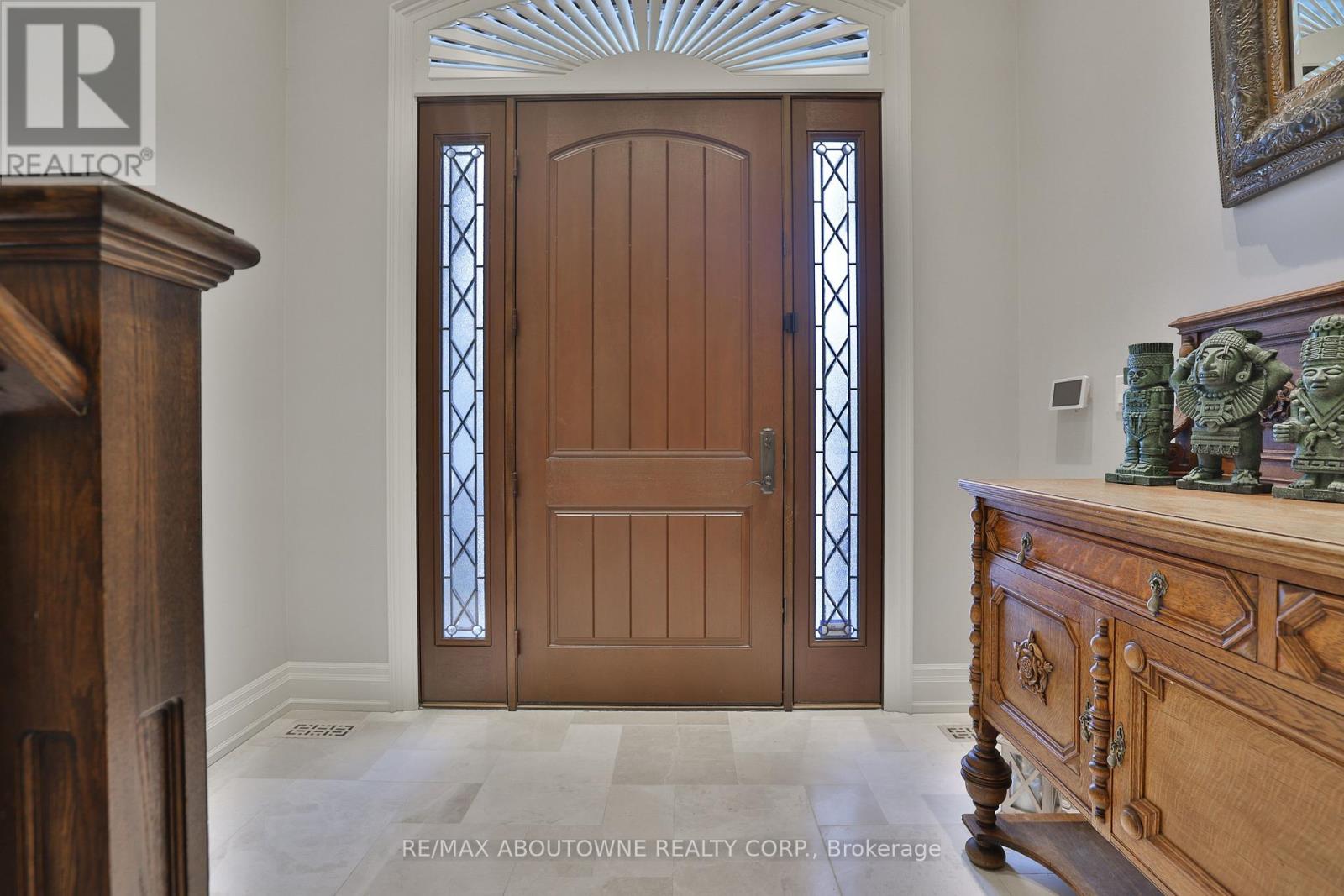 390 Seaton Drive, Oakville, Ontario  L6L 3Y2 - Photo 4 - W12834934