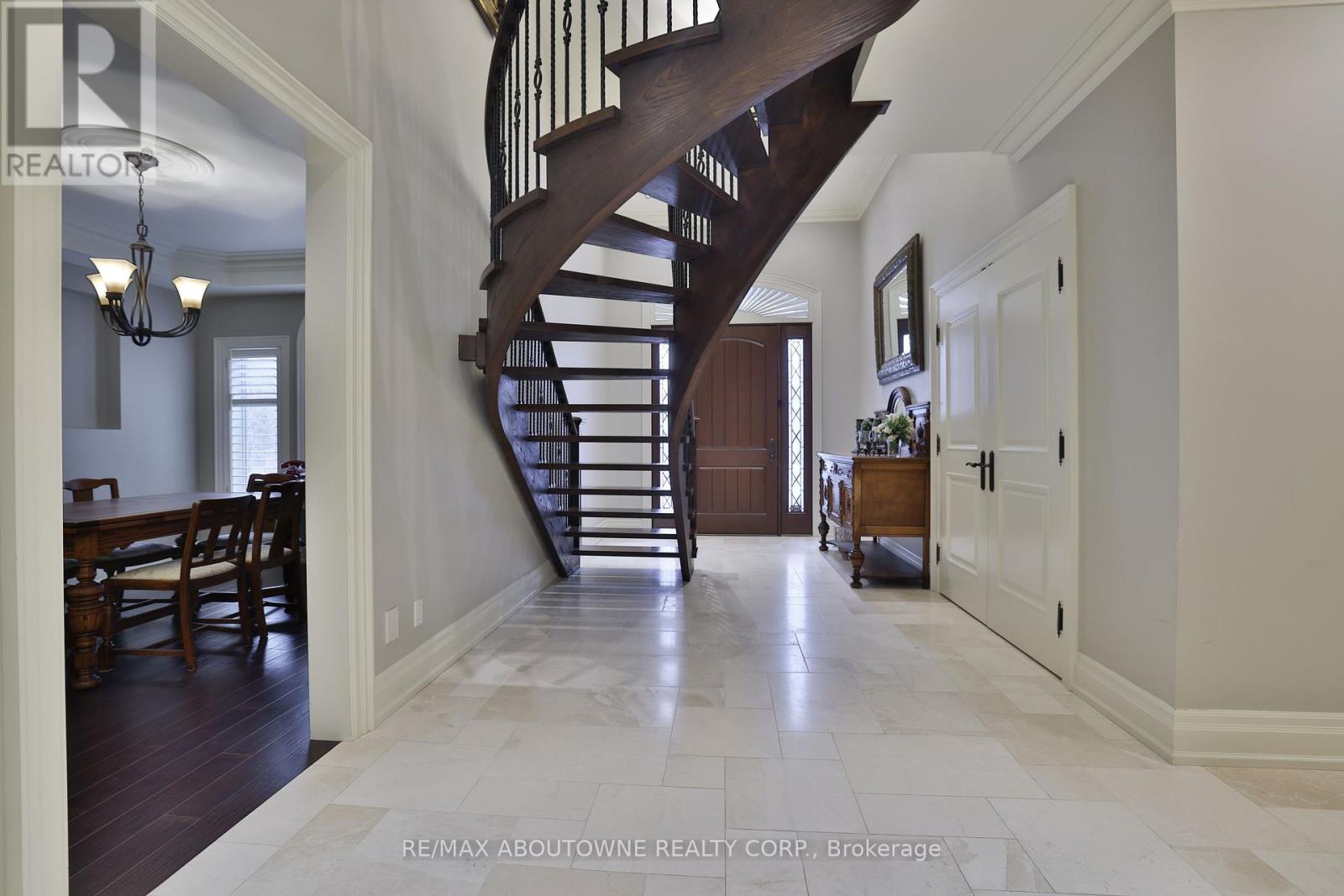 390 Seaton Drive, Oakville, Ontario  L6L 3Y2 - Photo 6 - W12834934