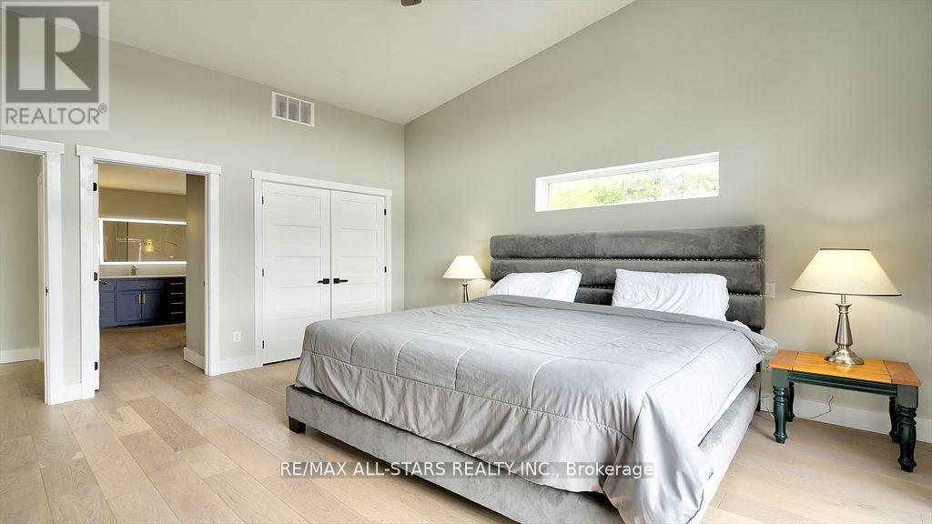 87 Riverside Drive, Kawartha Lakes, Ontario  K0M 1A0 - Photo 21 - X12835078