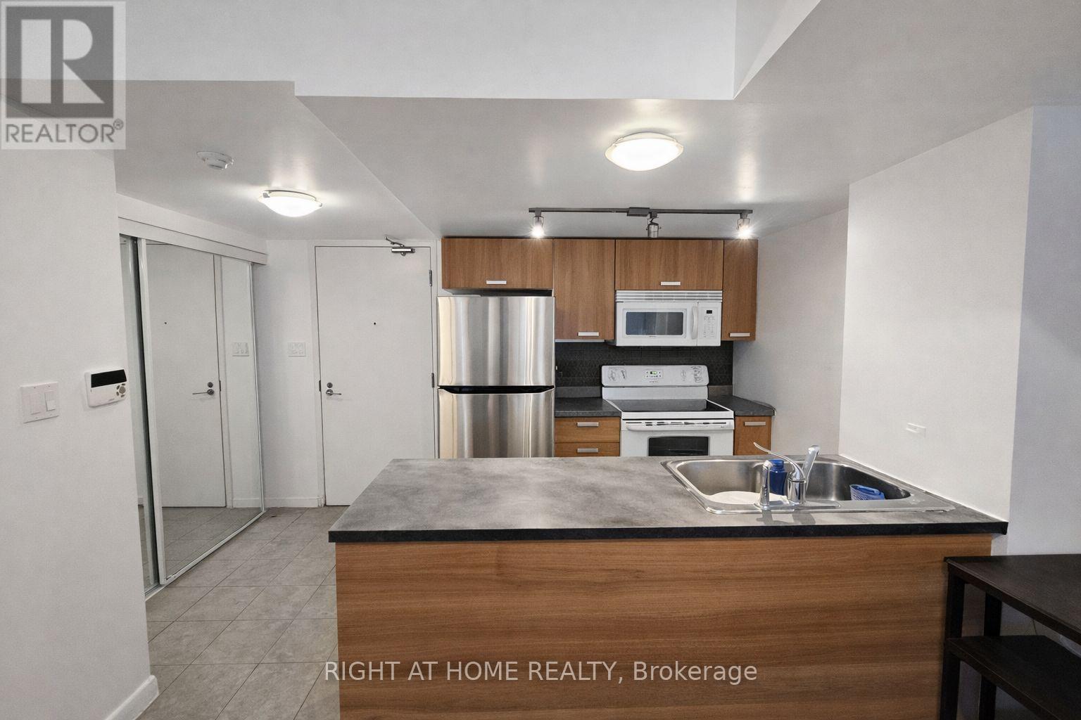 606 - 37 GROSVENOR STREET, Toronto, Ontario