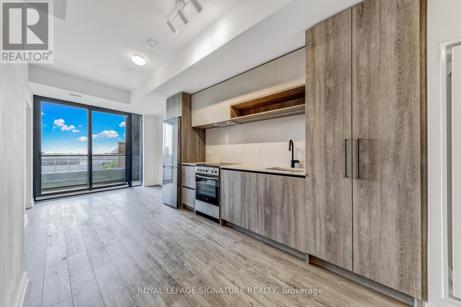 602 - 181 Sterling Road, Toronto, Ontario  M6R 2B2 - Photo 4 - C12835266