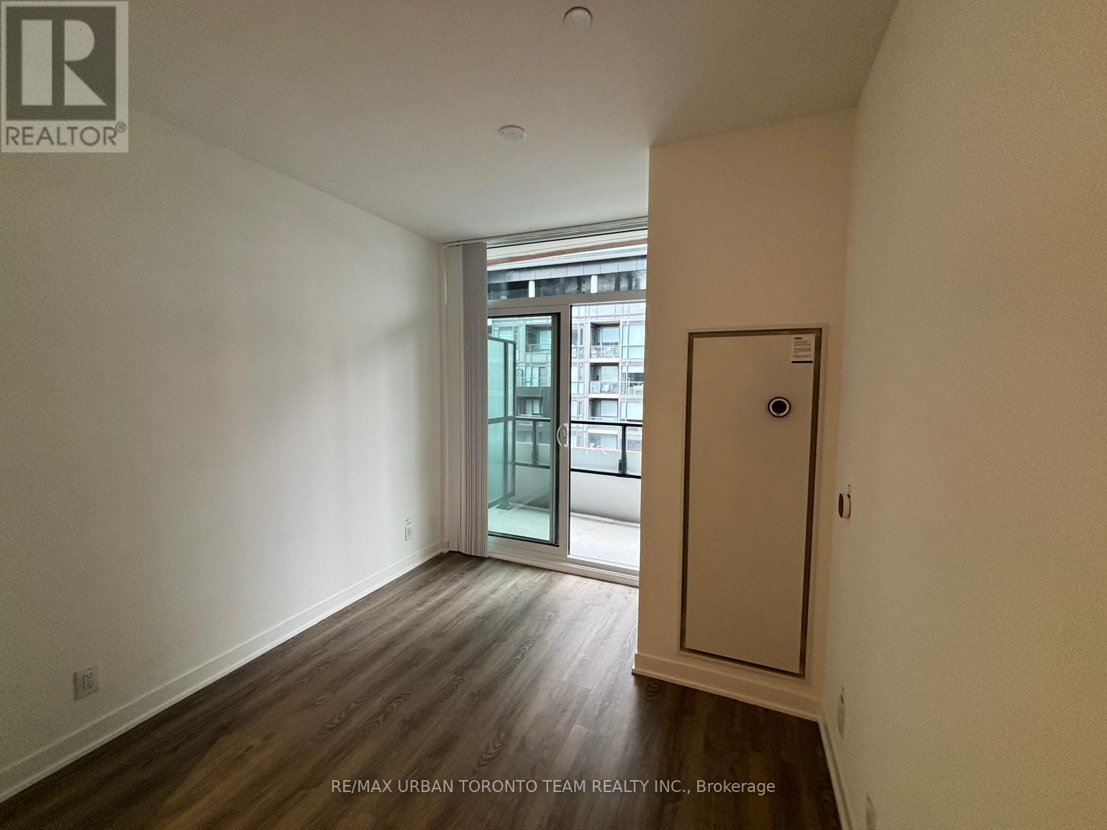 1009 - 180 Front Street E, Toronto, Ontario  M5A 0K9 - Photo 2 - C12835298