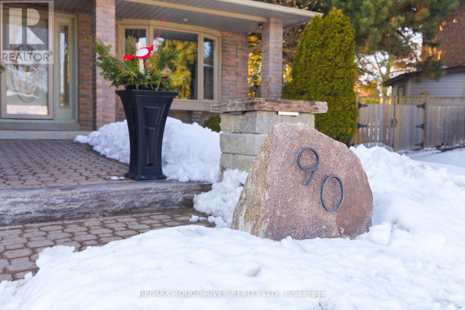 90 Robinson Crescent, Whitby, Ontario  L1N 6W5 - Photo 2 - E12835138