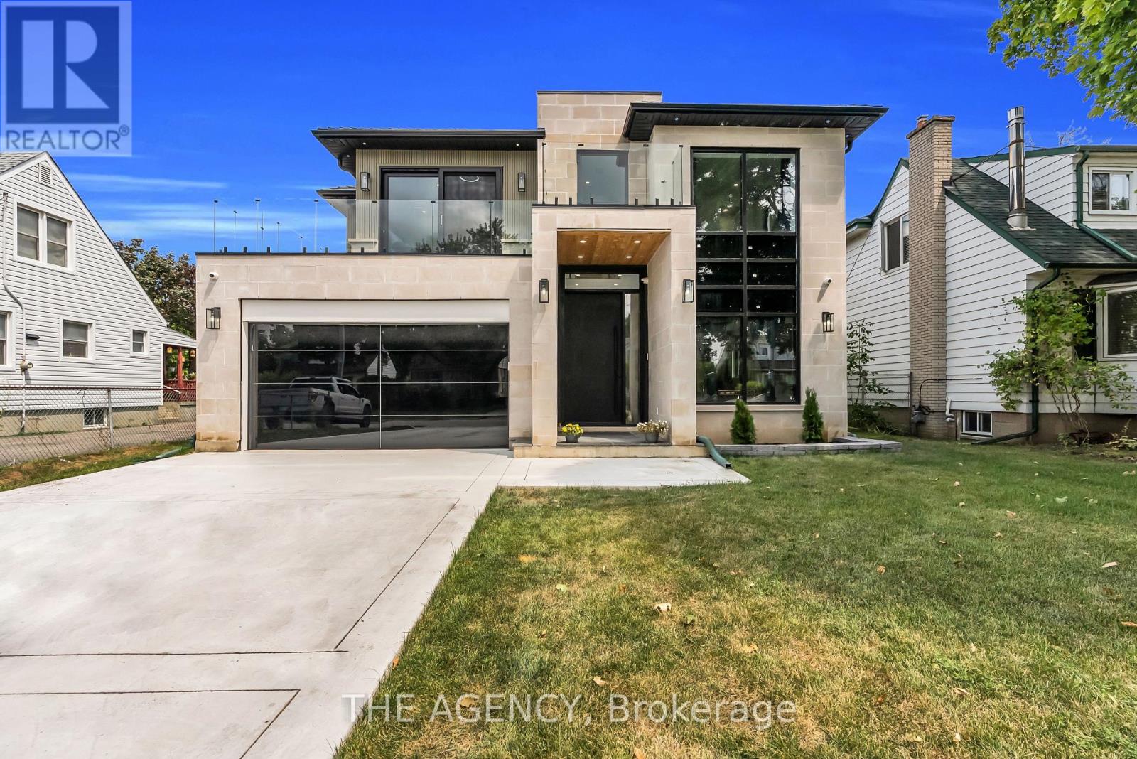 9 Earl Street, Mississauga, Ontario  L5M 1N6 - Photo 1 - W12835090