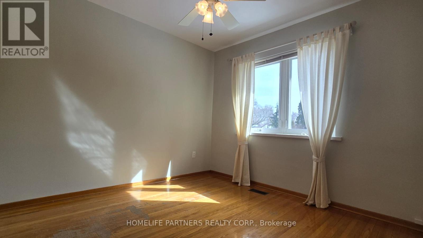 3 Ridge Point Crescent, Toronto, Ontario  M6M 2Z7 - Photo 10 - W12824760