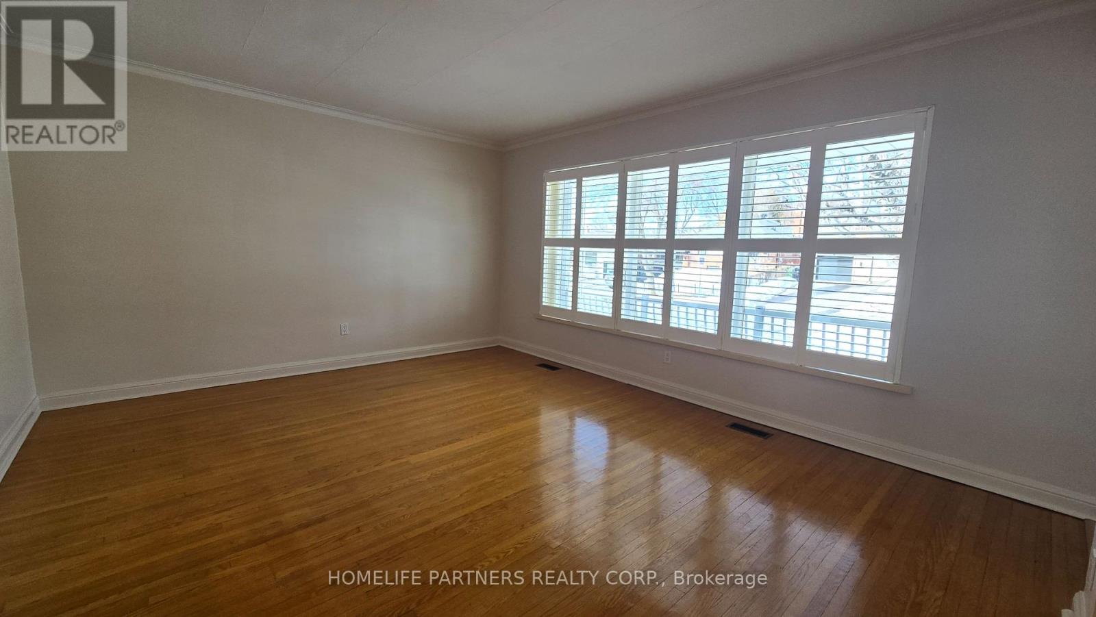 3 Ridge Point Crescent, Toronto, Ontario  M6M 2Z7 - Photo 4 - W12824760