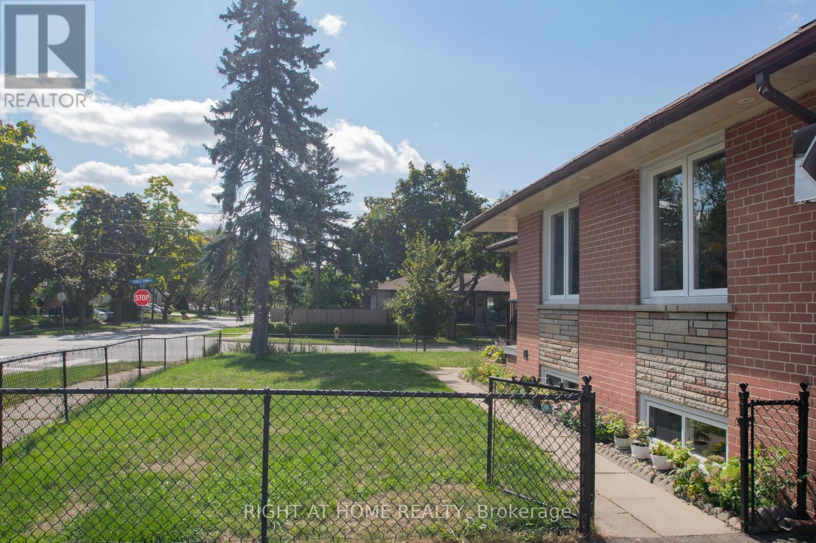 65 Bridgenorth Crescent, Toronto, Ontario  M9V 2M5 - Photo 33 - W12835274