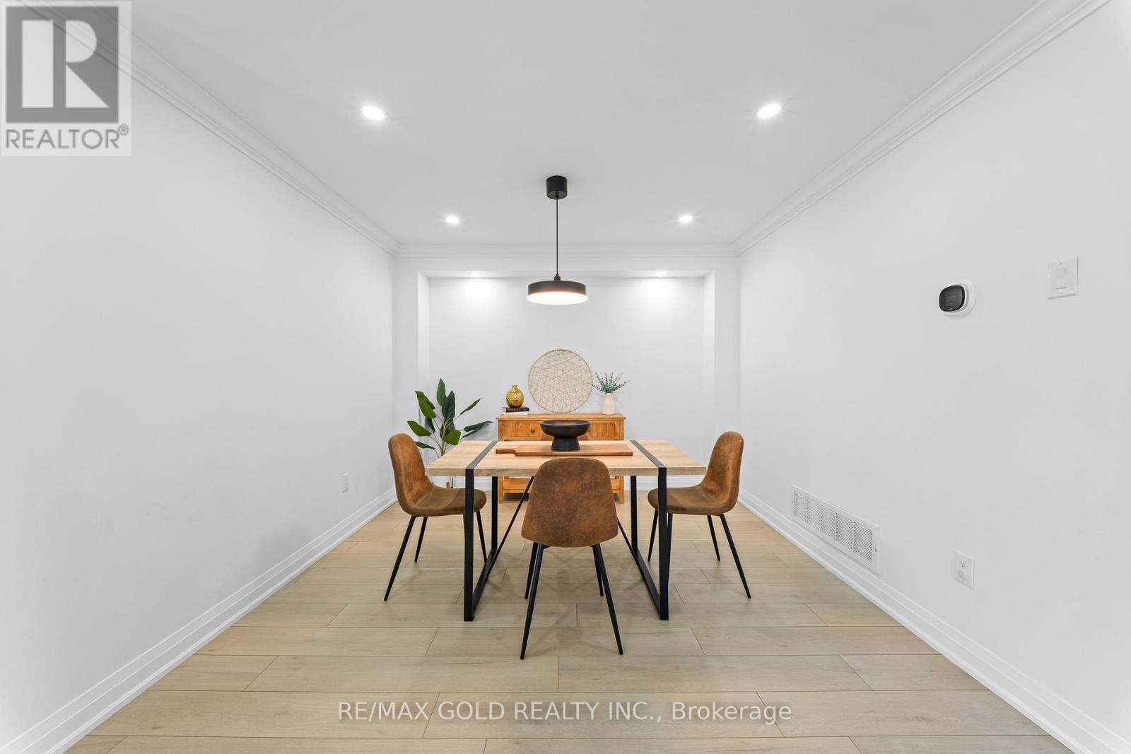 18 Russell Street, Halton Hills, Ontario  L7G 5Y7 - Photo 12 - W12835284