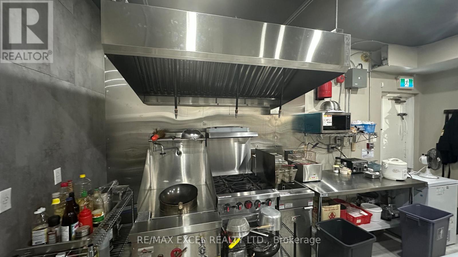 675 The Queensway, Toronto, Ontario  M8Y 1K8 - Photo 5 - W12835322