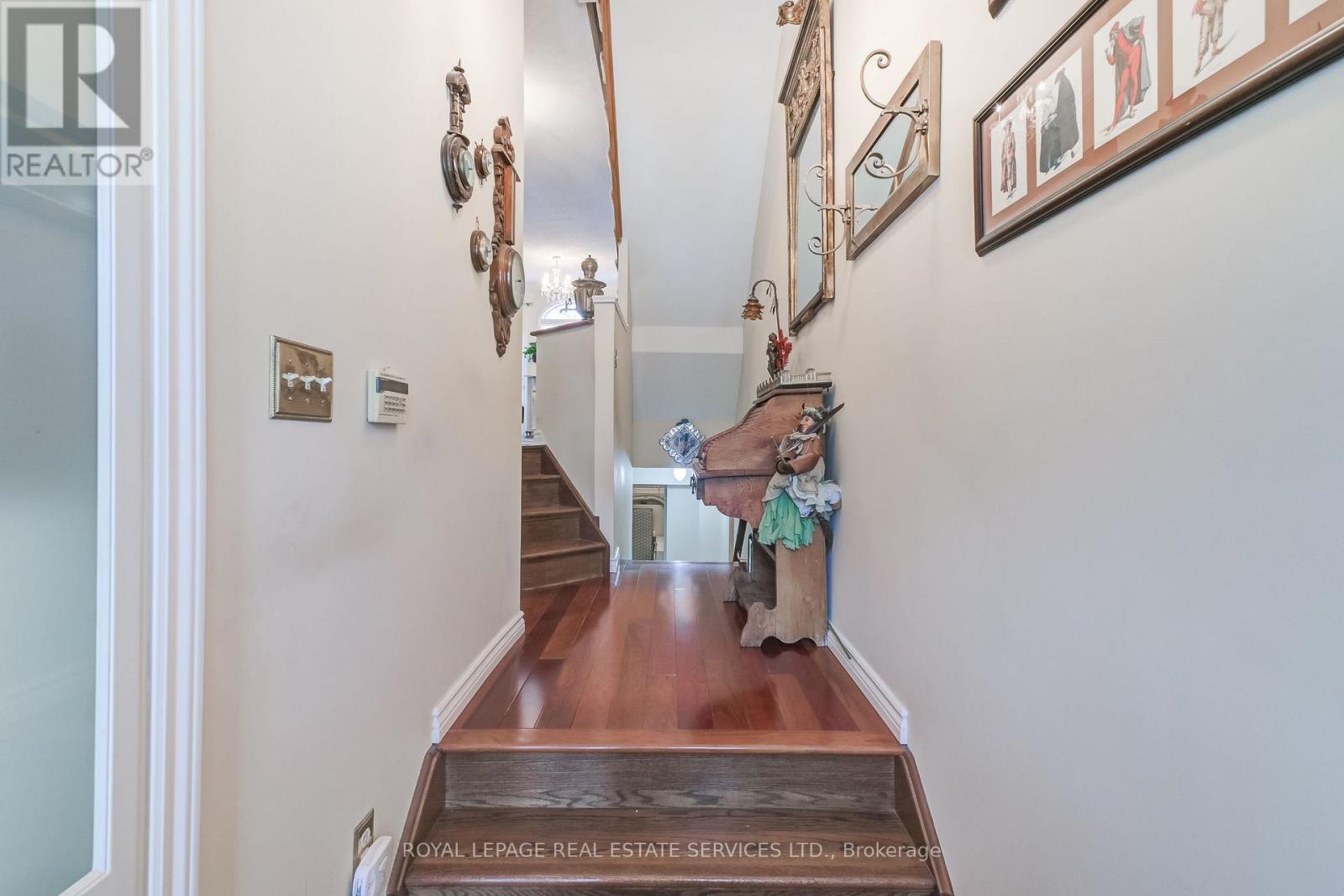 8 Granite Court, Toronto, Ontario  M8V 4A4 - Photo 4 - W12835382