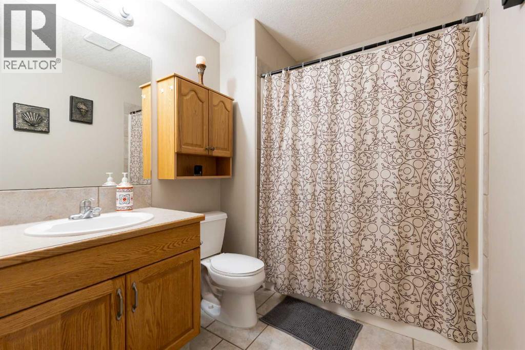 65 Heritage Circle W, Lethbridge, Alberta  T1K 7T3 - Photo 39 - A2289412