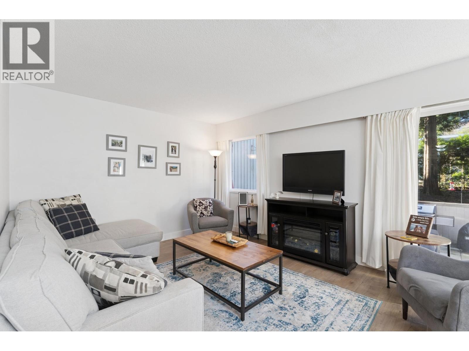 2060 Deep Cove Crescent, North Vancouver, British Columbia  V7G 1T2 - Photo 2 - R3091286