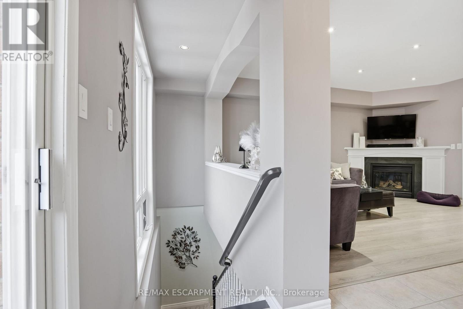 5317 Applegarth Drive, Burlington, Ontario  L7L 7E3 - Photo 12 - W12828418