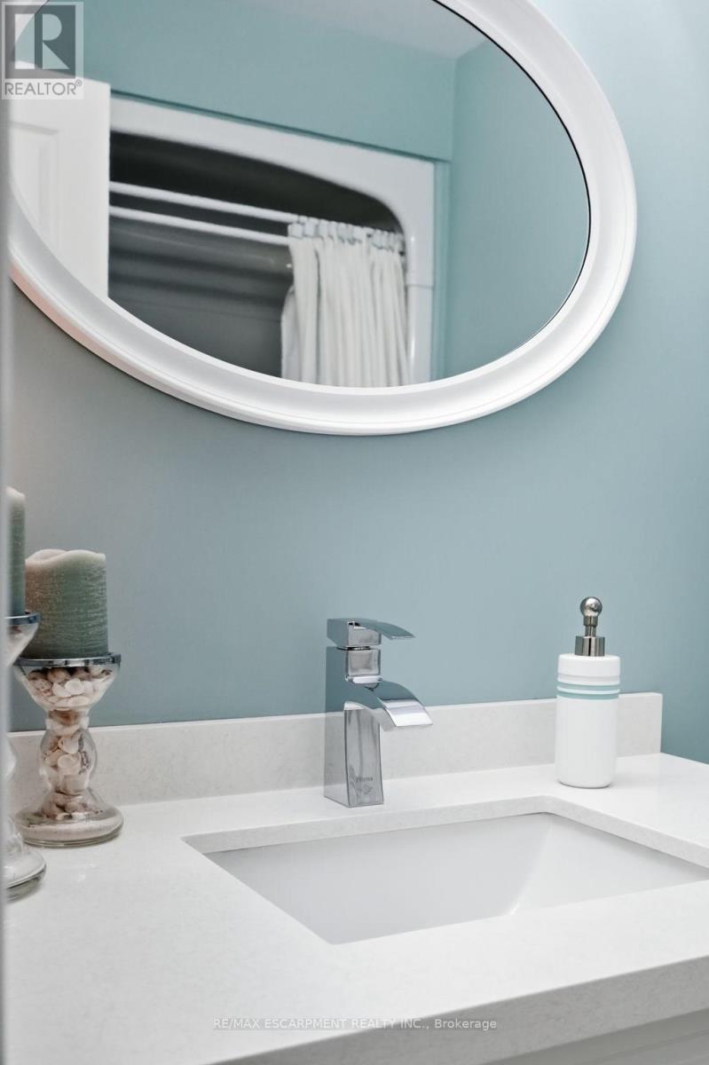 5317 Applegarth Drive, Burlington, Ontario  L7L 7E3 - Photo 33 - W12828418