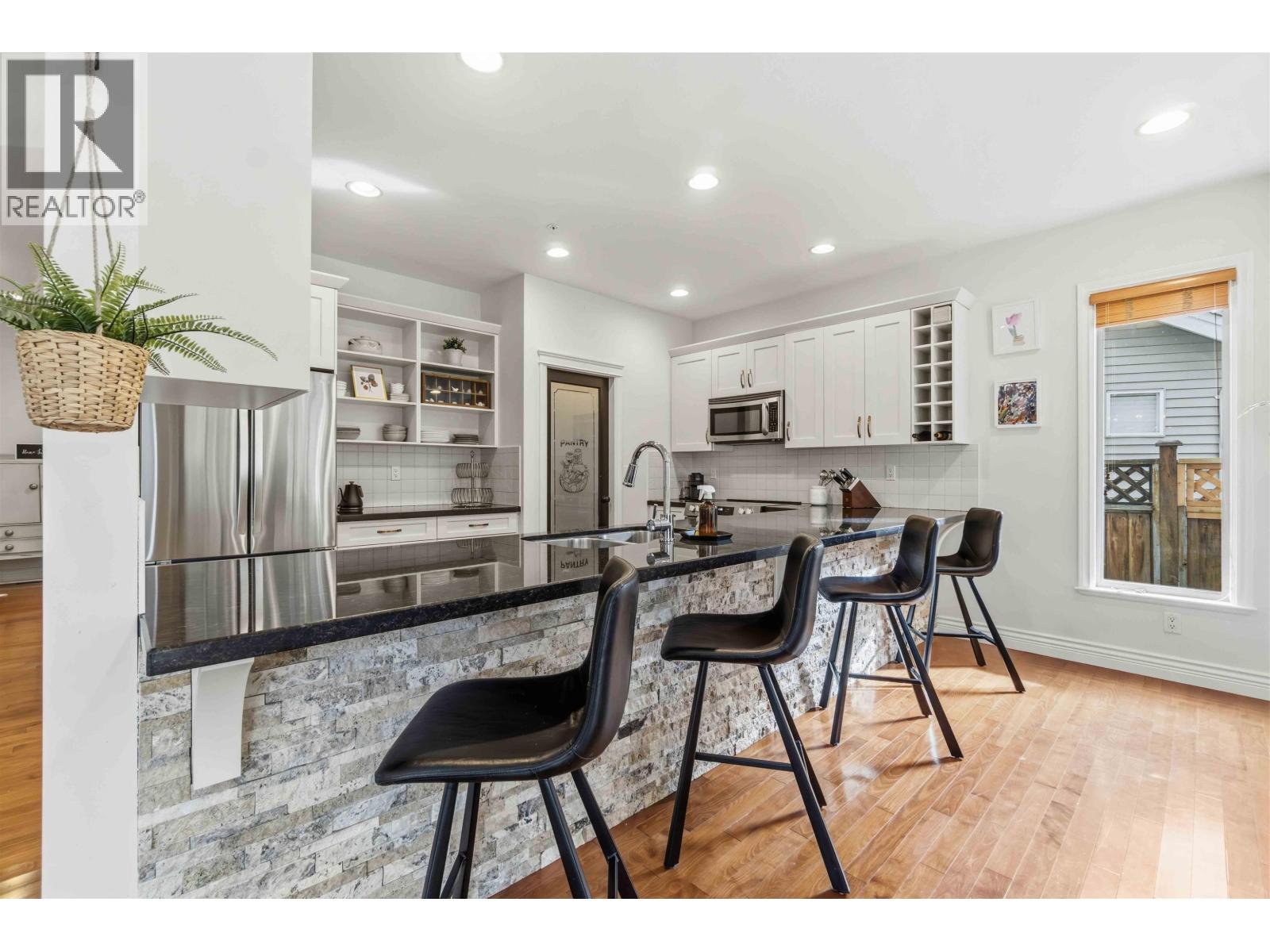 864 Vedder Place, Port Coquitlam, British Columbia  V3B 8G4 - Photo 3 - R3094491