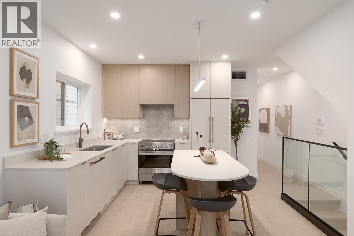 208 2339 E 34TH AVENUE, Vancouver, British Columbia