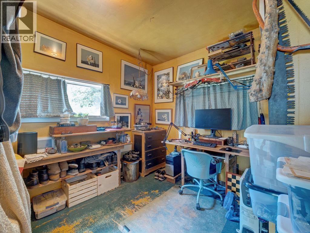 947 North Road, Gibsons, British Columbia V0N 1V7 - Photo 19 - R3094708