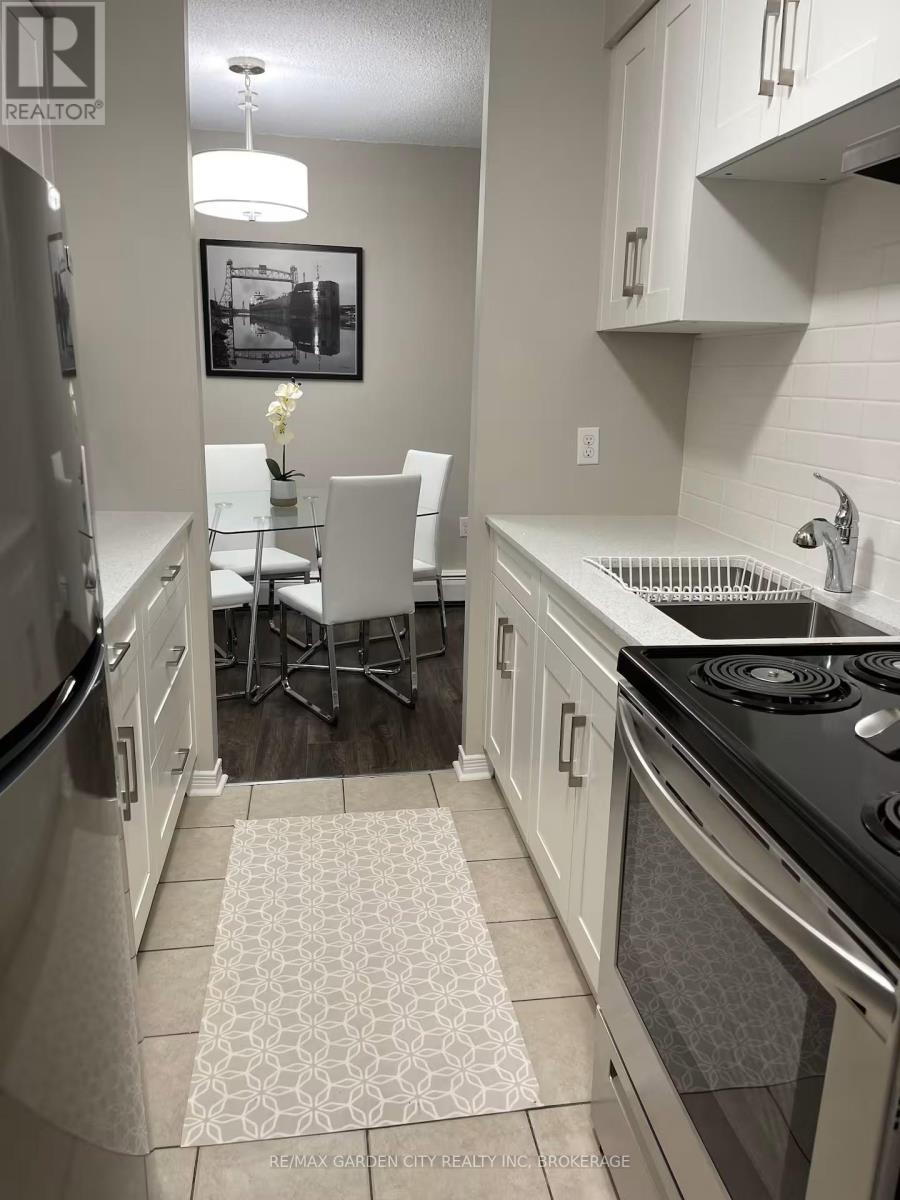 151 Plymouth Road, Welland, Ontario L3B 3C8 - Photo 3 - X12793712