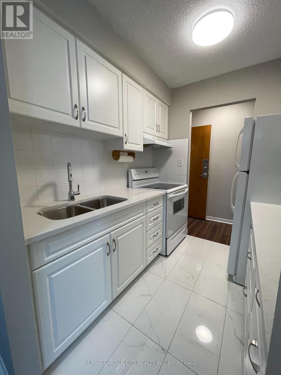 151 Plymouth Road, Welland, Ontario L3B 3C8 - Photo 1 - X12793712