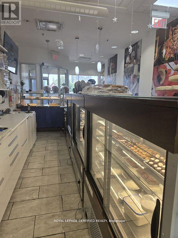 4141 Dixie Road, Mississauga (Rathwood), Ontario  L4W 1V5 - Photo 12 - W12835430