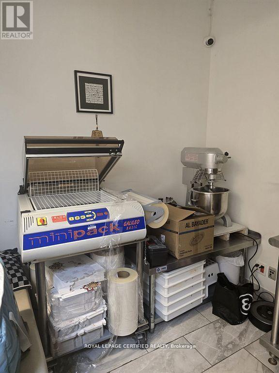 4141 Dixie Road, Mississauga (Rathwood), Ontario  L4W 1V5 - Photo 8 - W12835430