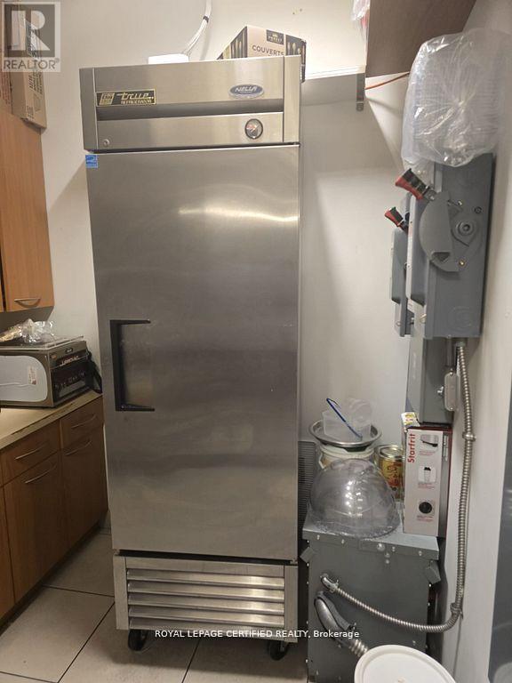 4141 Dixie Road, Mississauga (Rathwood), Ontario  L4W 1V5 - Photo 9 - W12835430