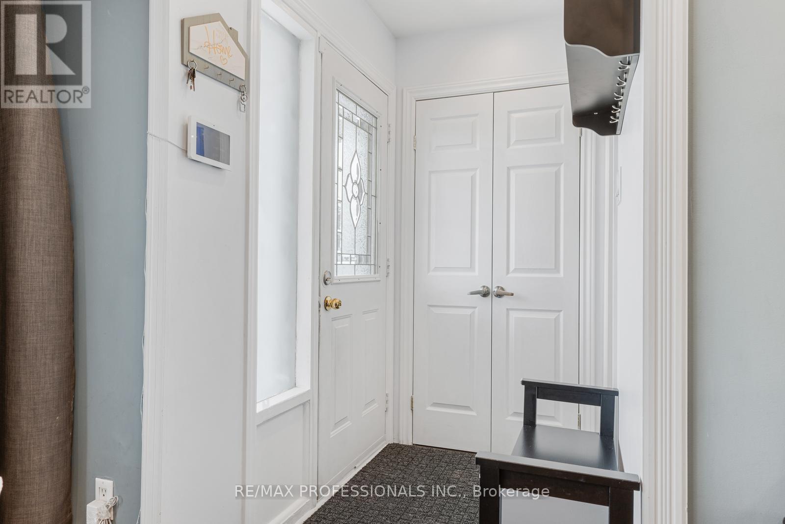 7656 Priory Crescent, Mississauga, Ontario  L4T 3H5 - Photo 3 - W12835470