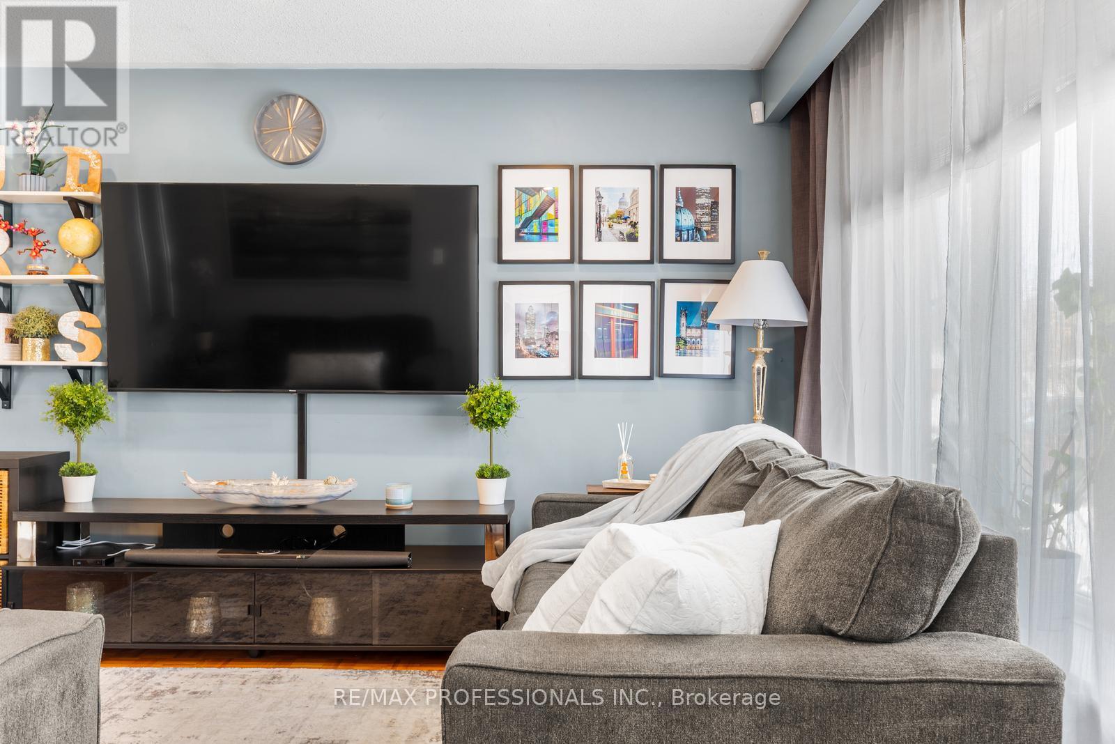 7656 Priory Crescent, Mississauga, Ontario  L4T 3H5 - Photo 5 - W12835470