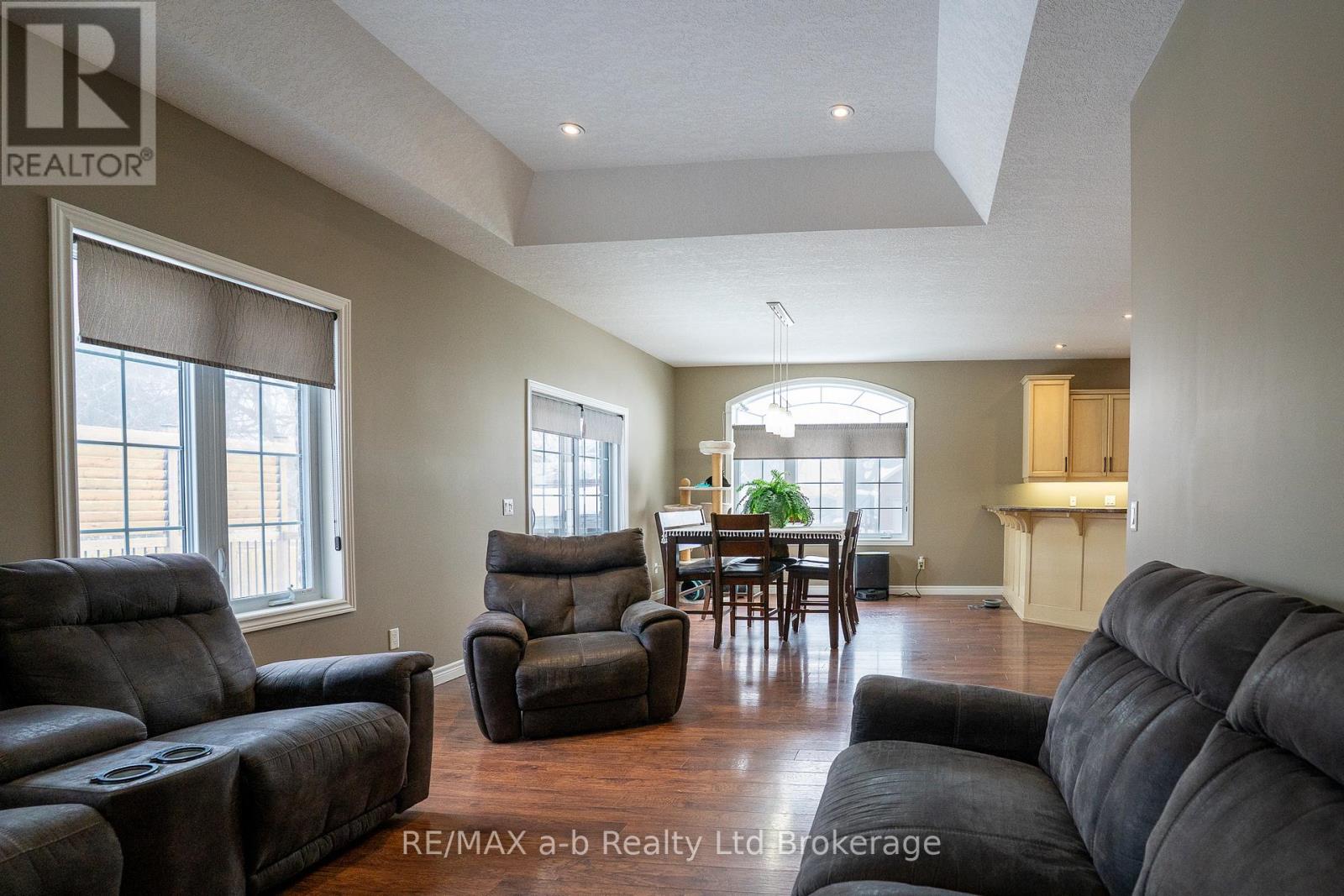 7 Irving Drive, Norwich, Ontario  N0J 1P0 - Photo 3 - X12835670