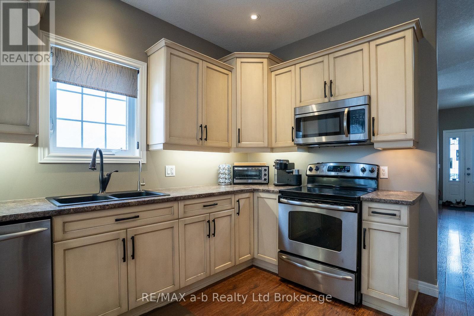 7 Irving Drive, Norwich, Ontario  N0J 1P0 - Photo 7 - X12835670