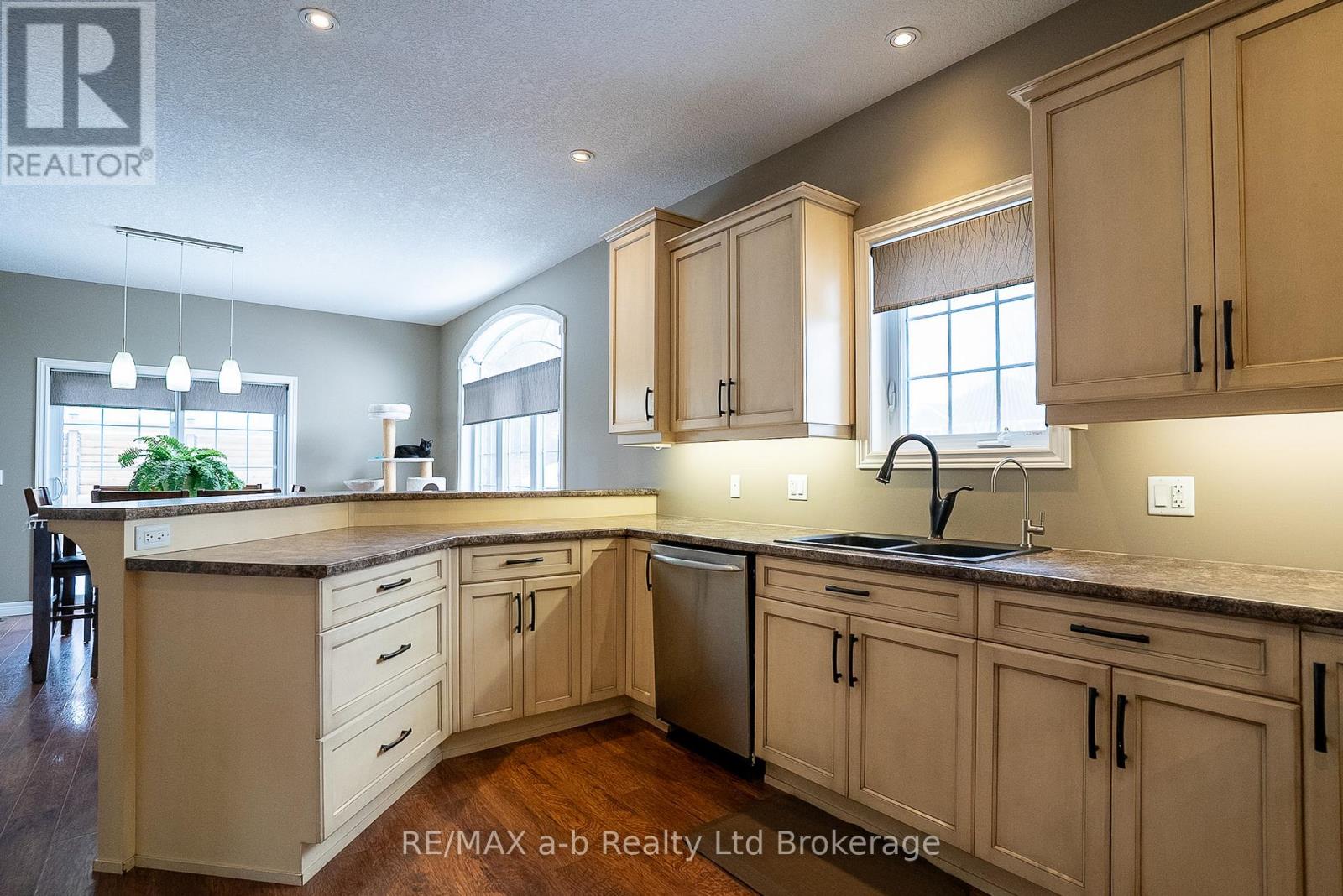 7 Irving Drive, Norwich, Ontario  N0J 1P0 - Photo 8 - X12835670