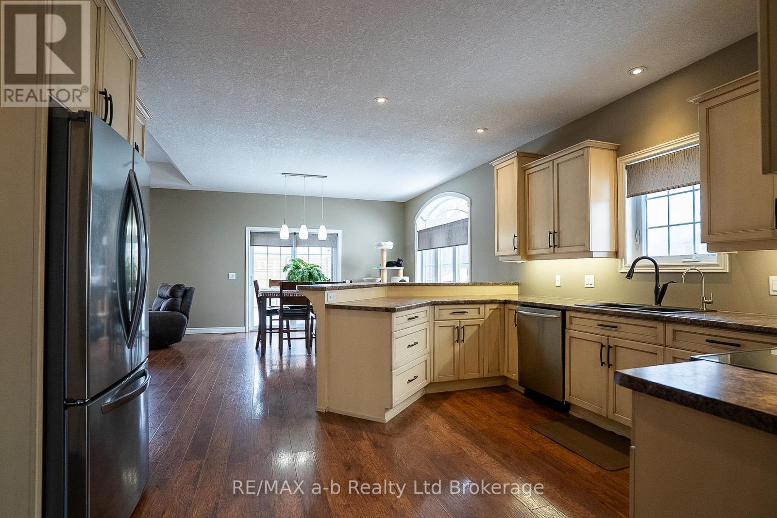 7 Irving Drive, Norwich, Ontario  N0J 1P0 - Photo 9 - X12835670